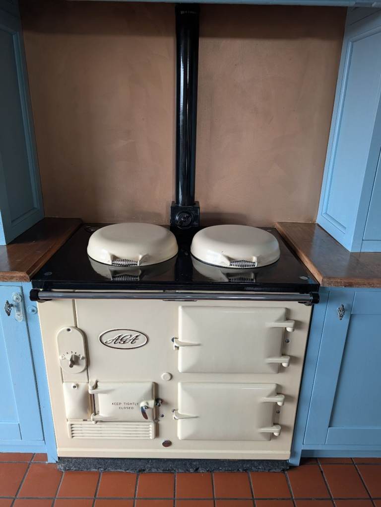 AGA COOKER 2 OVEN DELUXE OIL FIRED MODEL IN PASTAL CREAM