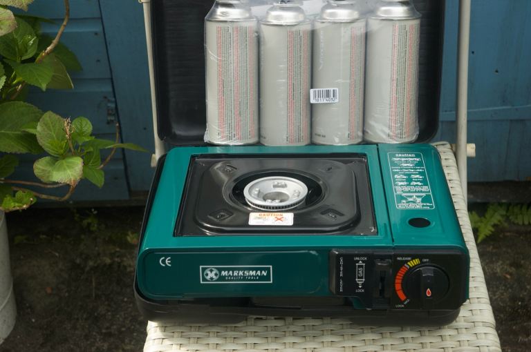 PORTABLE CAMPING GAS STOVE WITH GAS