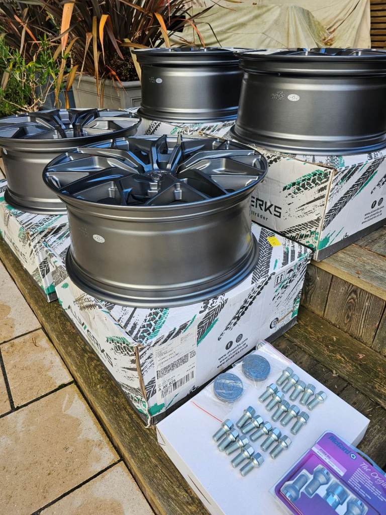 18 Inch x 4 Alloy wheels PCD 5x118