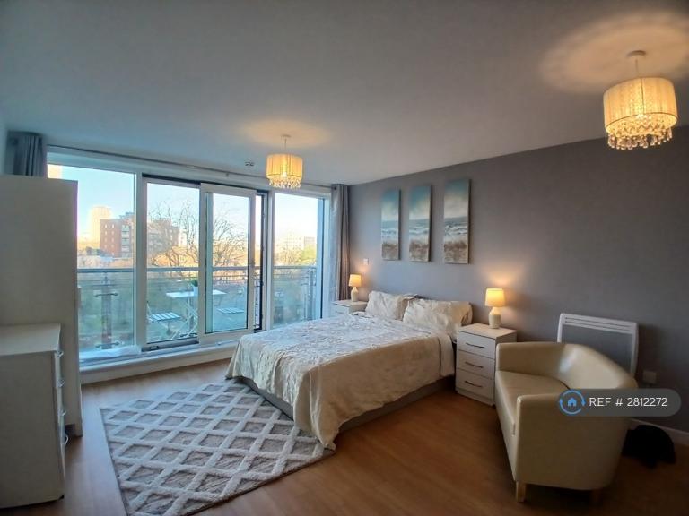 Studio flat in Roundhouse, Portsmouth, PO1 (#2812272)