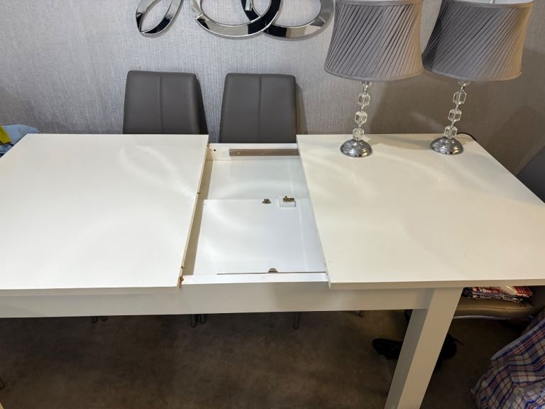 Extendable dining table