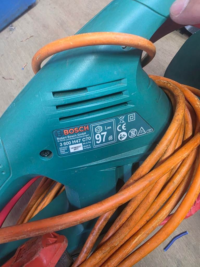 Bosch 450W Electric Hedge Trimmer 61cm – £30 