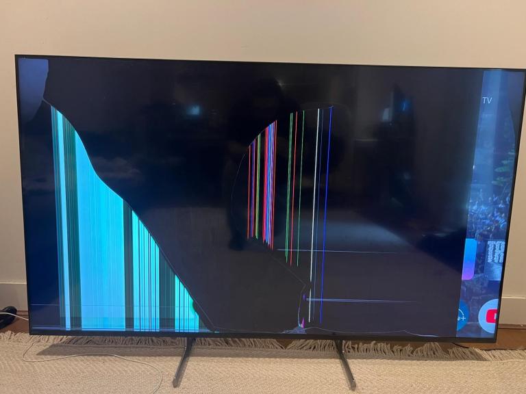 BROKEN SONY TV / SPARES OR REPAIR