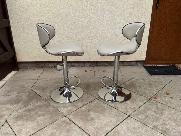Pair of Adjustable Bar Stools – Beige, Good Condition