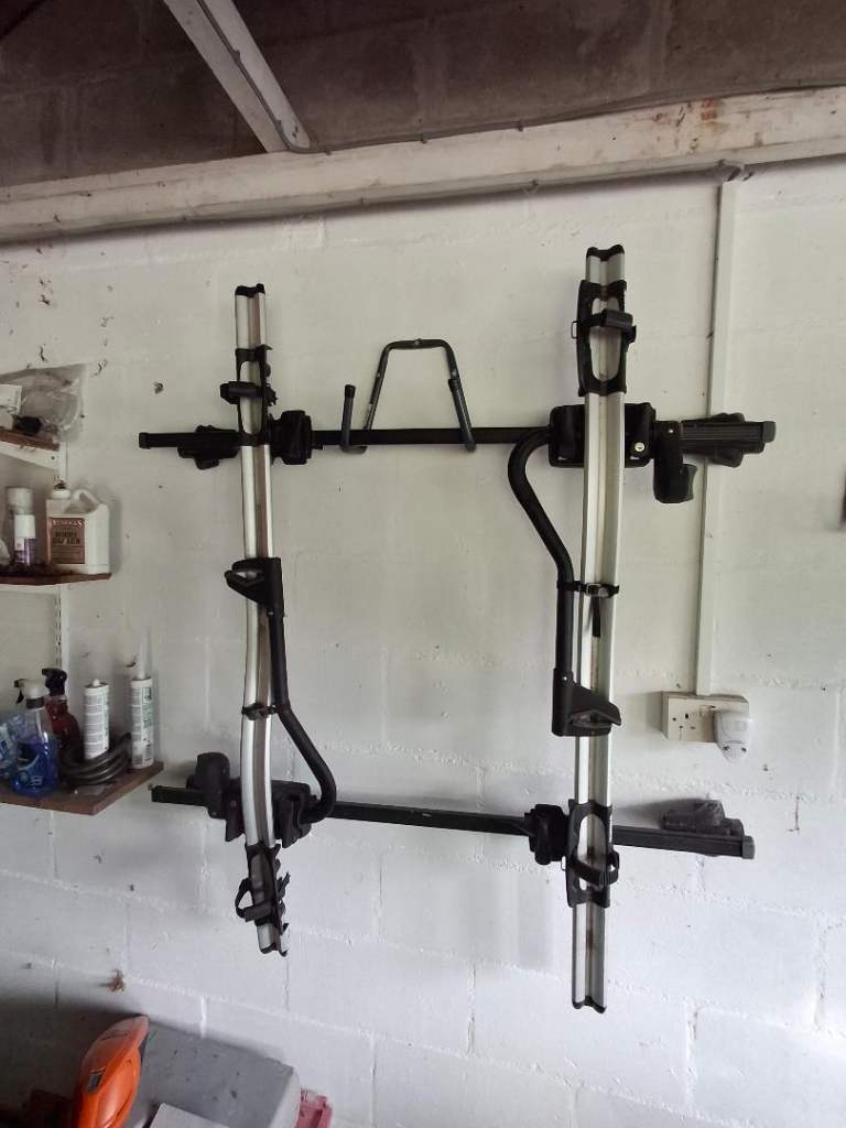 2 Thule roof bars and 2 Thule bike carriers.