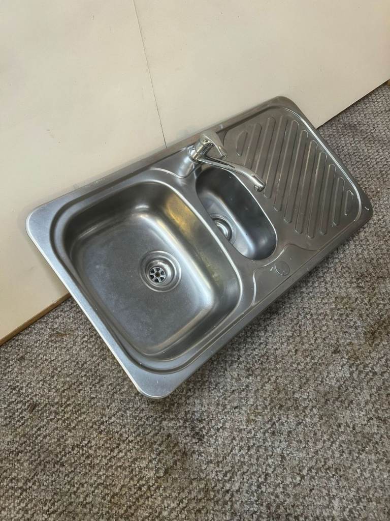 Kitchen Sink 1.5 Bowl with taps