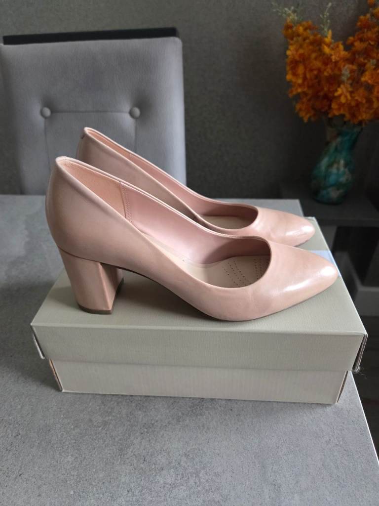 CLARKS NARRATIVE PINK COURT SHOE SIZE 3