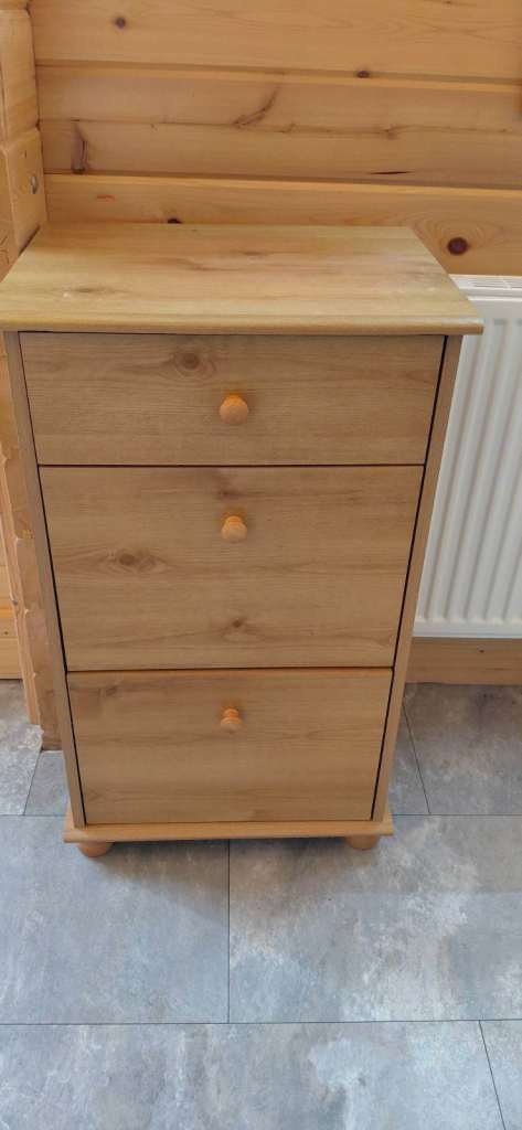 Small Wooden Bedside Chest of 3 Drawers – Good Condition