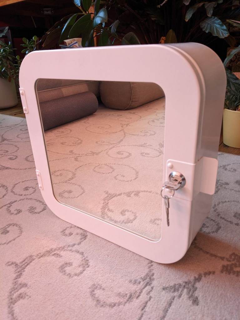 Lockable medicine cabinet 