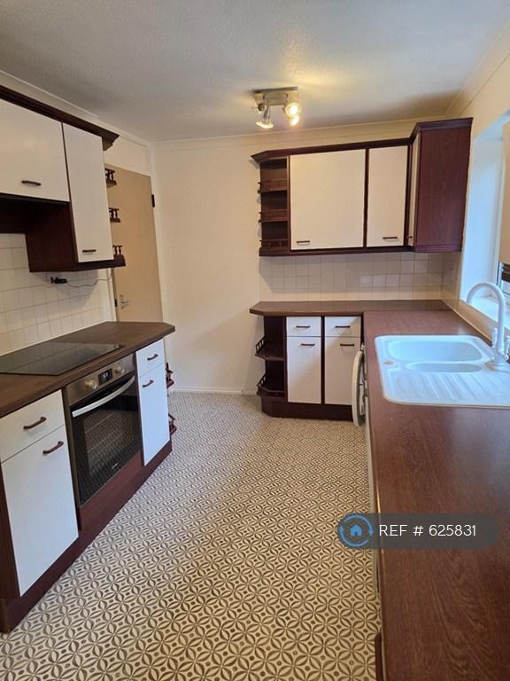 2 bedroom flat in Montague Crescent, Northampton, NN5 (2 bed) (#625831)