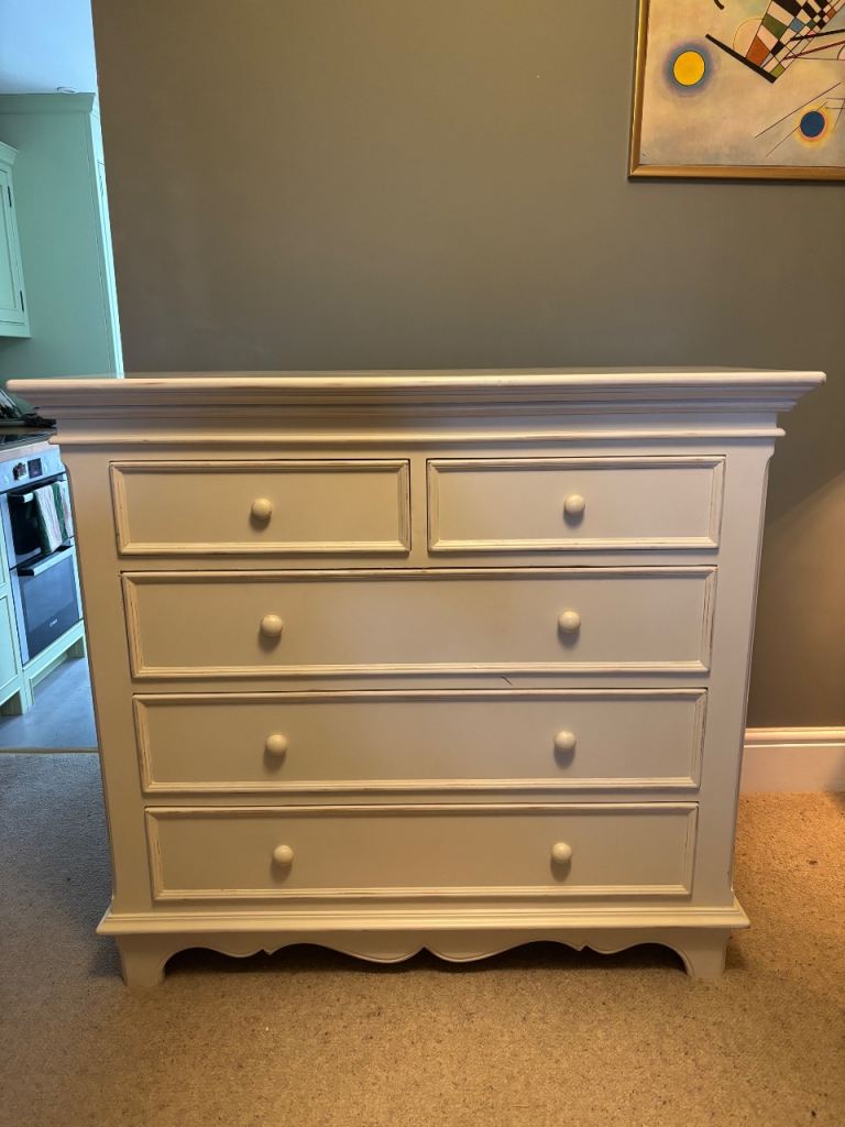 White chest of drawers