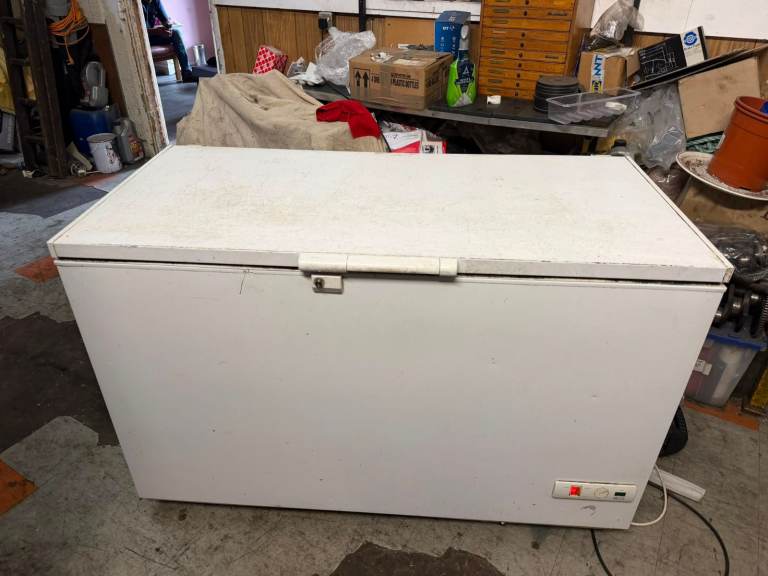 FRIGIDAIRE FC 145R Chest Freezer – White, Good Condition