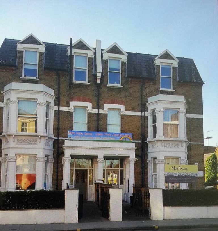 DSS FULHAM RD S.C.1 BED FLAT10 MIN WALK TUBE&RIVER THAMES OK COUPLES OR SINGLE PARENT&CHILD