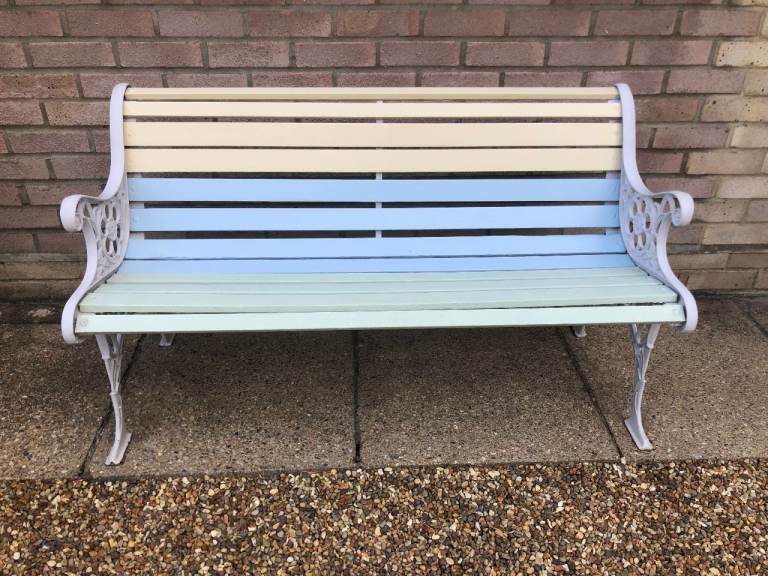 * 4FT GARDEN BENCH WITH CAST IRON ENDS *