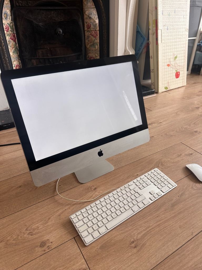 Apple iMac Desktop PC with Keyboard and Mouse
