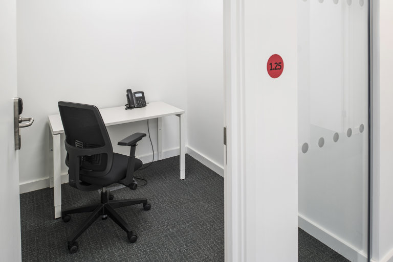 Bristol - BS324QW \ Compact Office for Rent for 1 Person