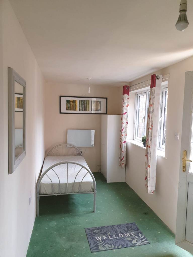 Single studio room for rent in bury park