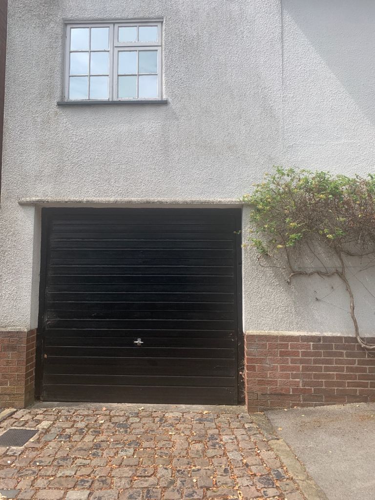 Garage to Rent in The Park