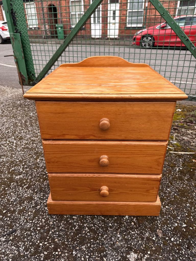 Solid Pine wood bedside cupboard cabinet table Small Wooden Chest of 3 Drawers – Good Condition