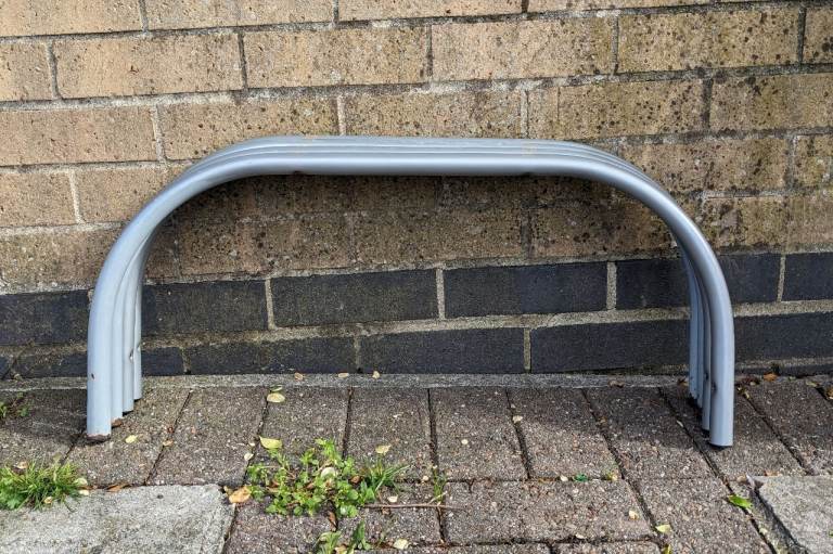 Arched metal legs.