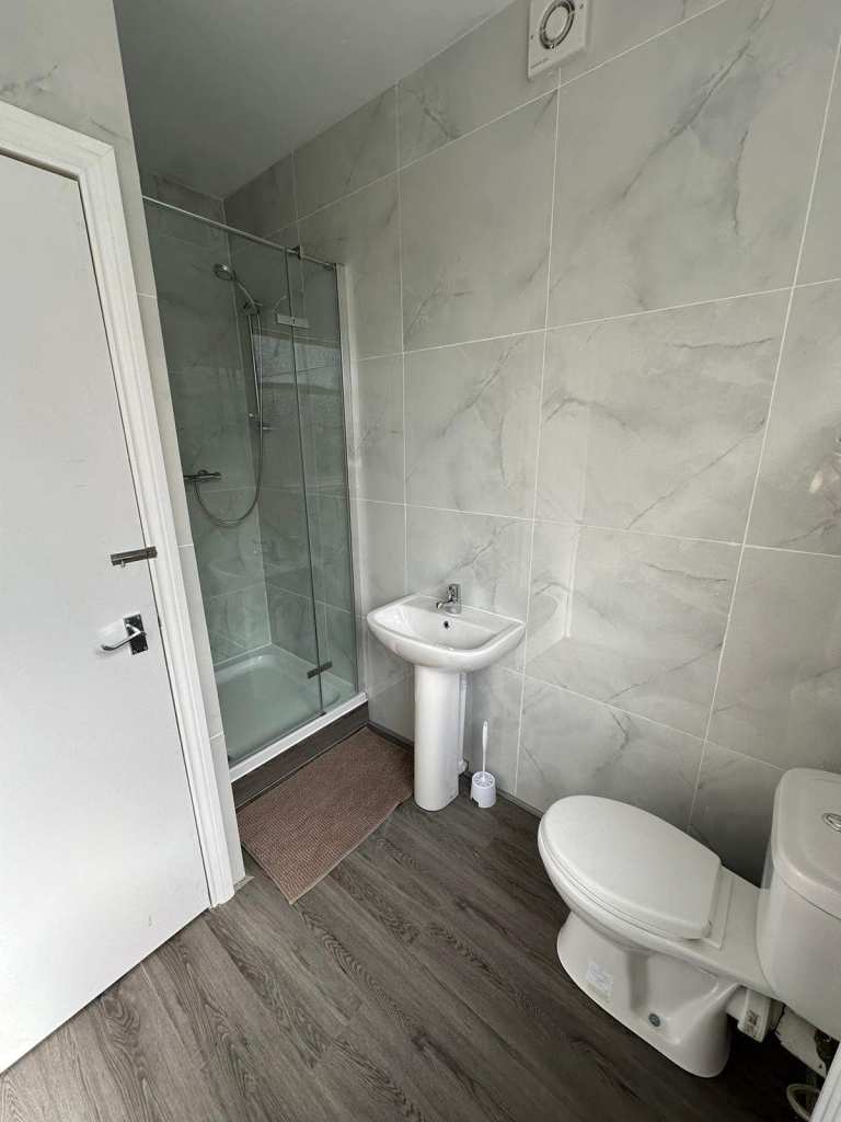 DOUBLE ROOM AVAILABLE NOW Tottenham Hale ,  N17 – 3 minutes from station