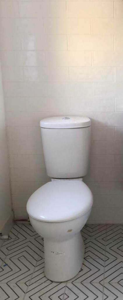 Complete toilet in good condition