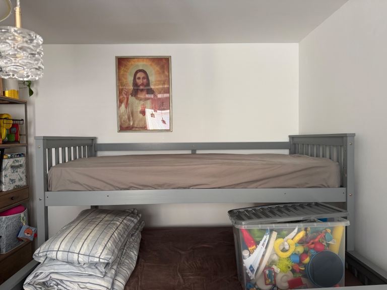 Brand new single bed with new mattress 