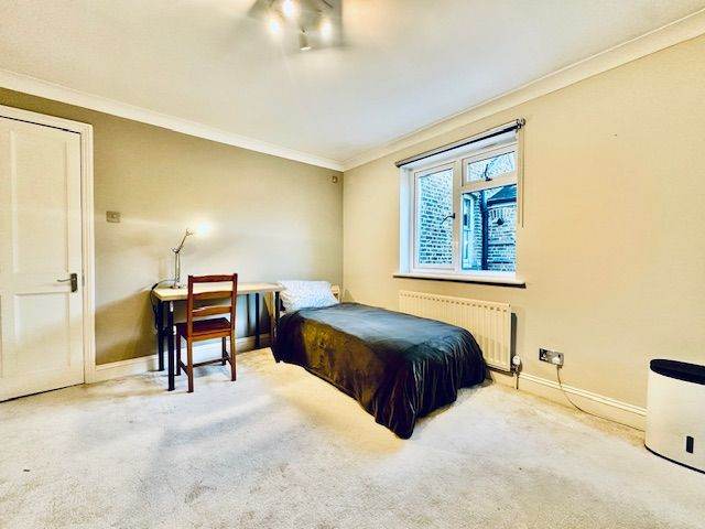 Kingston, W room with en-suite bathroom and toilet | Luxury flat, excellent transport links