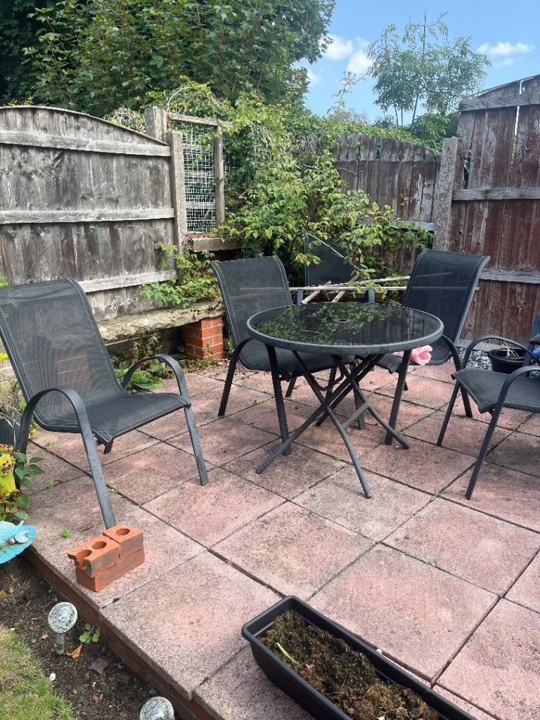 Patio table and 6 chairs 