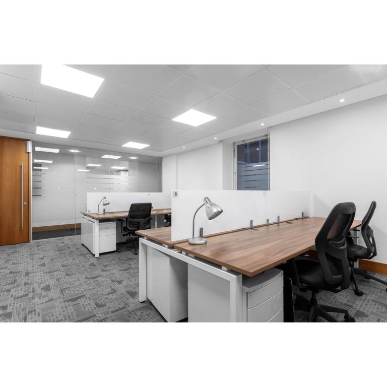 London - W1S 1BN \ Hot Desk in a Ready-to-Use Coworking Space