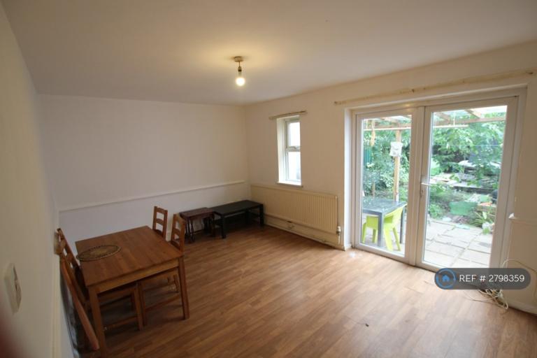 3 bedroom house in Drapers Road, London, E15 (3 bed) (#2798359)