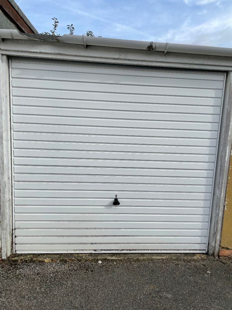Lockup garage to let in Ewell Vilage