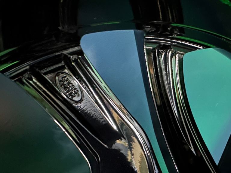 Land Rover Discovery 5 22” Powdered Gloss Black alloy wheels - style 5025 & 5/7mm+ Pirelli’s!