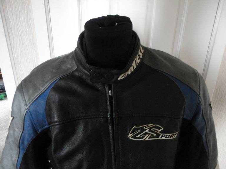 Dainese motorbike leather jacket with elbow and shoulder pads size 44 inch chest 