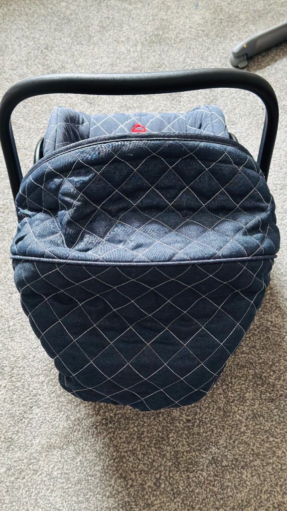 Infant Car Seat with Adjustable Handle – blue Good Condition