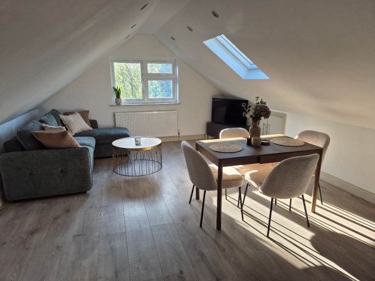 Spacious Double Bedroom in Bright, Modern Top-Floor Flat (Croydon)