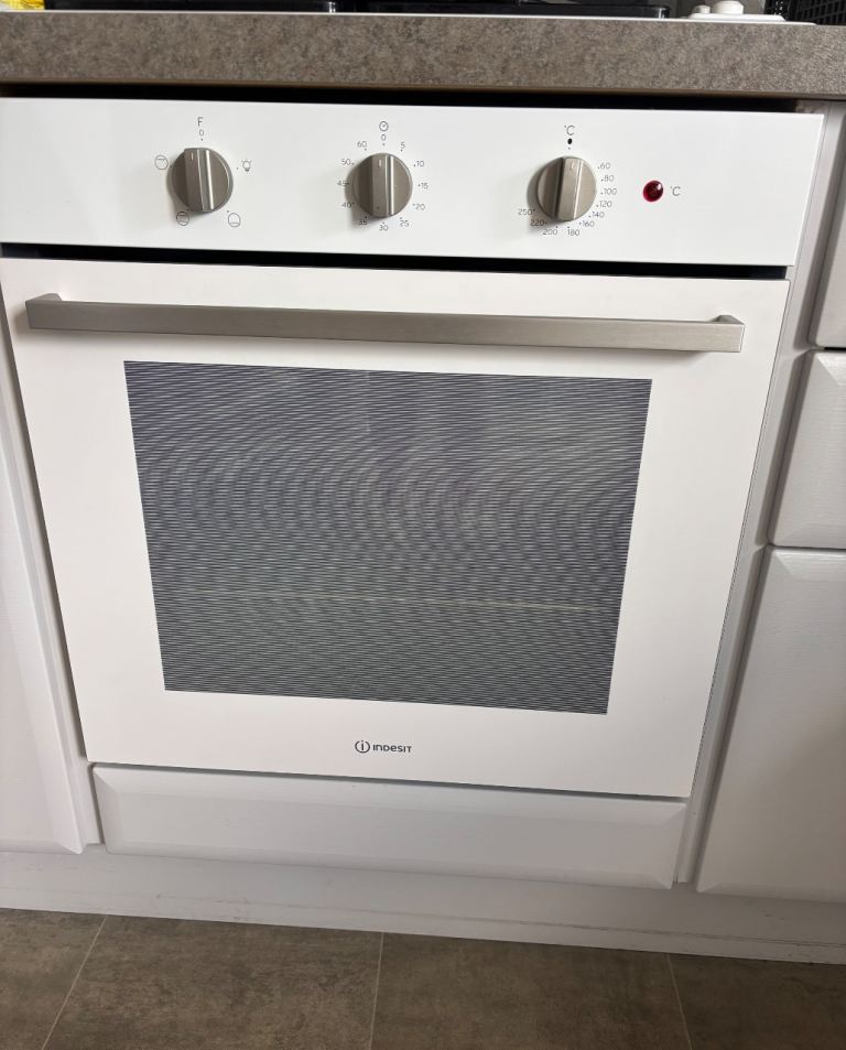 Indesit Built-In Electric Oven – White, Good Condition