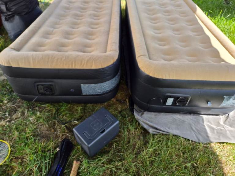 2 single air beds 