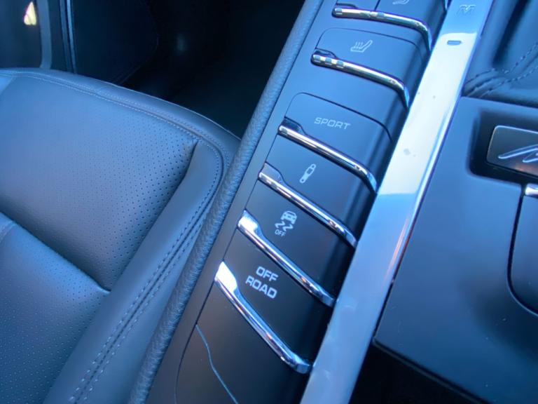 2020 Porsche Macan 2.0T PDK - Panoramic Sunroof &amp; Bose Audio &amp; PASM &amp; Huge Spec 4x4 P...
