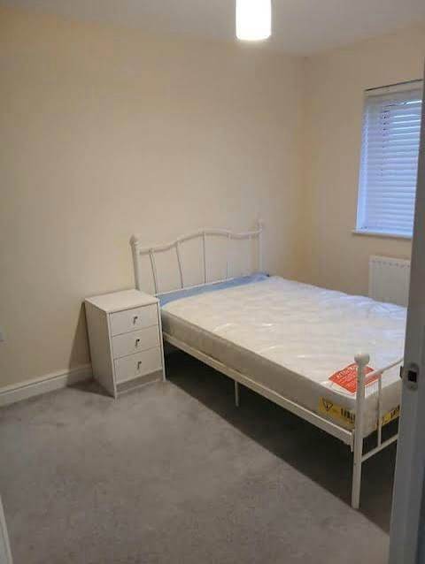Room to let in modern apartment  Abbeyhill area 