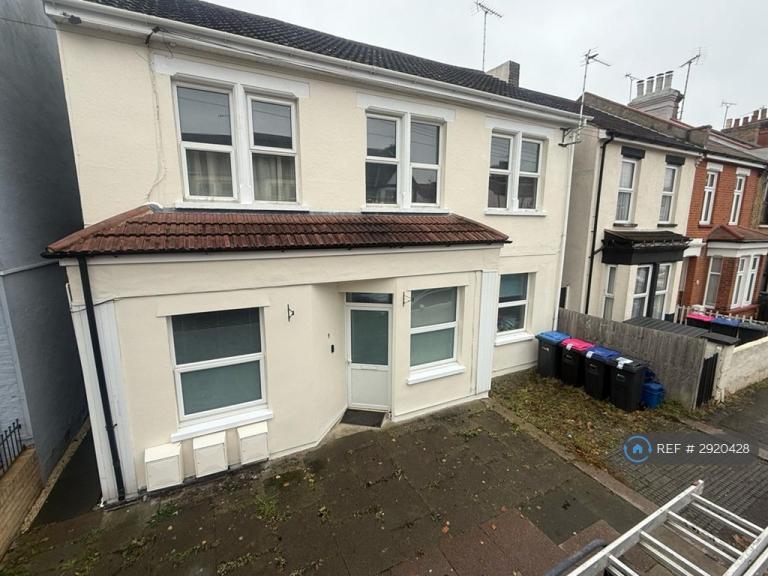 3 bedroom flat in Stromness Place, Southend-On-Sea, SS2 (3 bed) (#2920428)