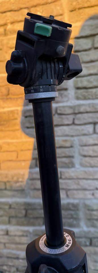 TRIPOD ADJUSTABLE HEIGHT FOR CAMERA, CAMCORDER OR PHONE LITTLE USED ONLY £9 CAN POST