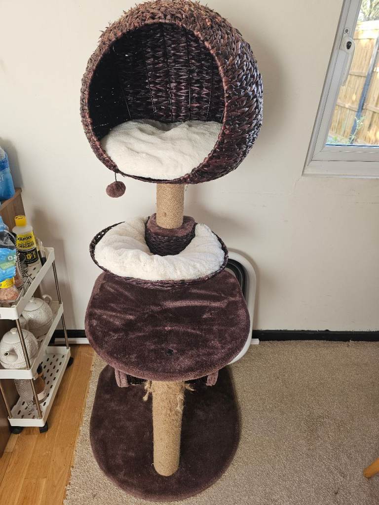 Cat Tree / Scratching Post with Woven Basket Bed