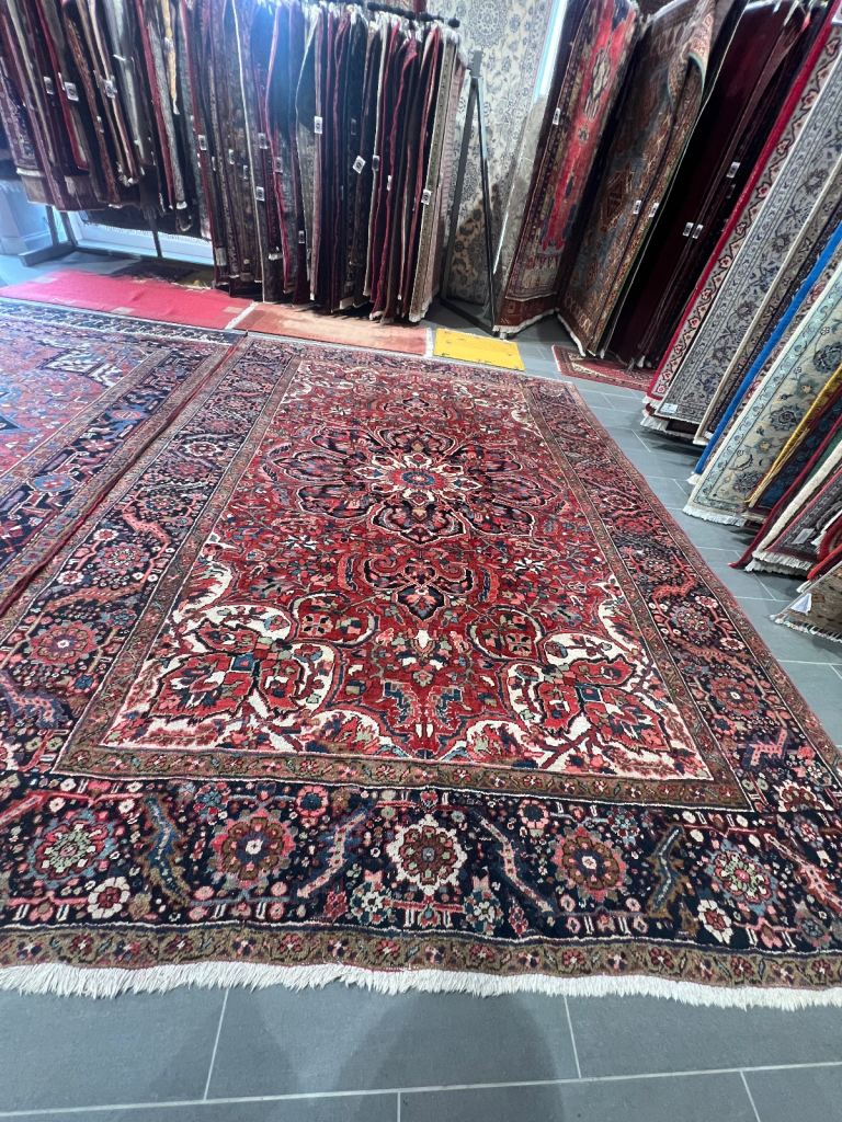 Hand made Persian rug 240x335cm