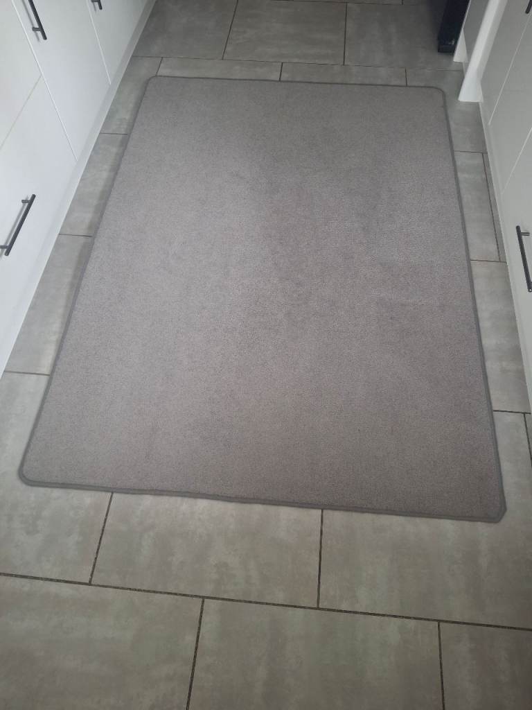 Large grey rug 200cmx140cm like new, non slip backing, fantastic condition 