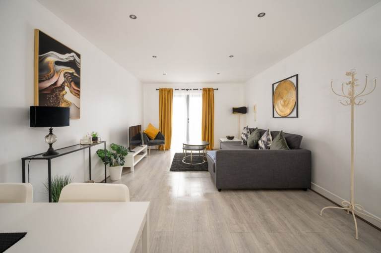 Furnished 2 Bed Apartment - Monthly Accommodation - Bills included - Central Belfast - Parking