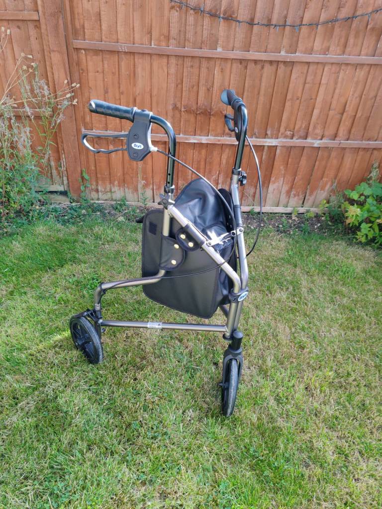 3 wheeled rollator