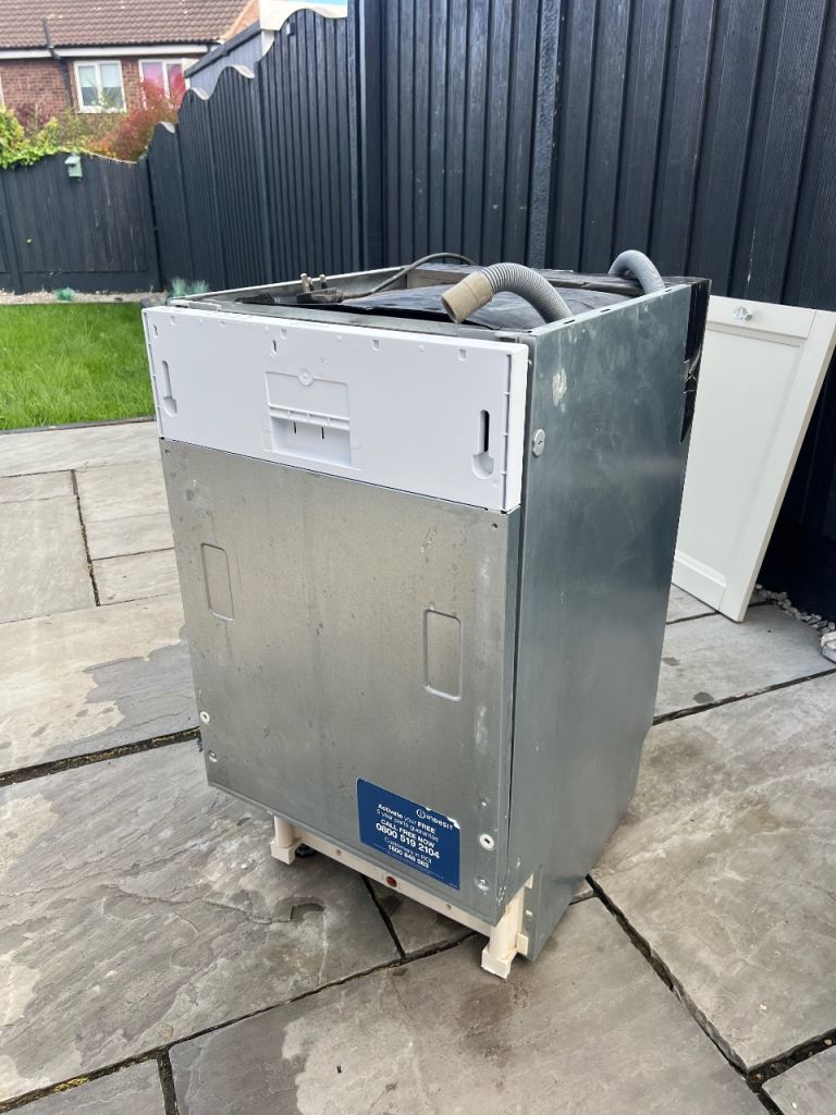 Indesit DSI 04 UK Integrated Dishwasher - Good Condition