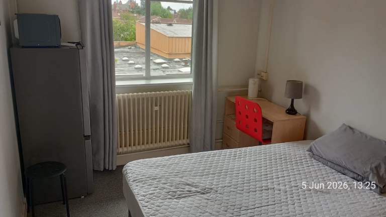 Newly decorated and updated double bedroom available immediately in shared (HMO) accommodation