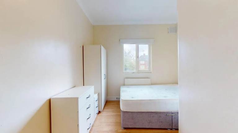 Double Room available To Rent